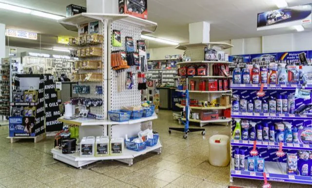 Blick in den Verkaufsraum von Kfz-Komplett an der Eilper Straße in Hagen